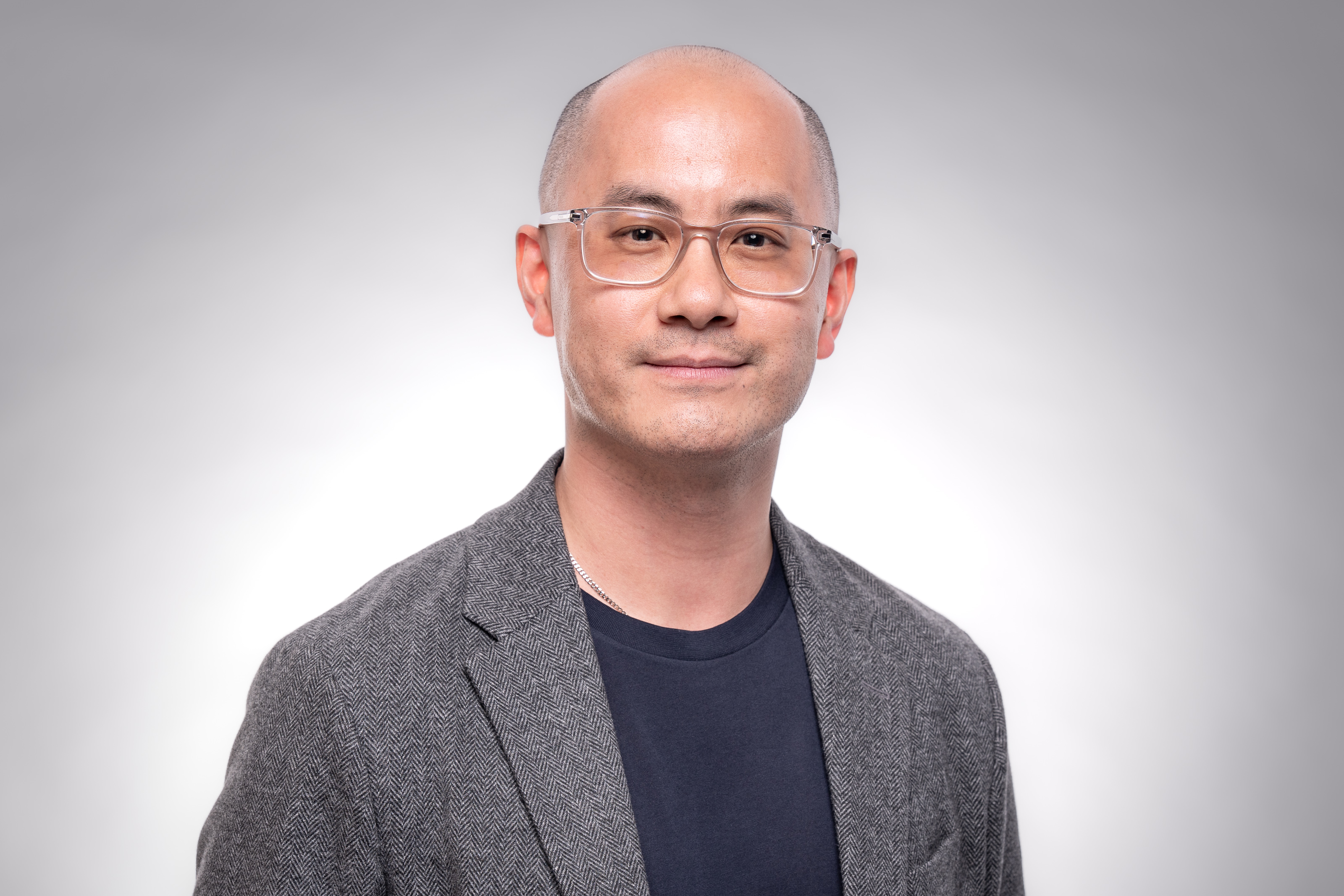 Corporate headshot photographer — modern, natural portrait of a professional